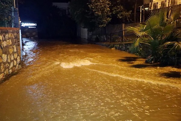 Bodrum'da sağanak etkili oldu! Cadde ve sokaklar göle döndü